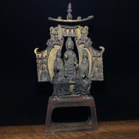 纯铜佛像，高33厘米，宽18厘米，重2000克，