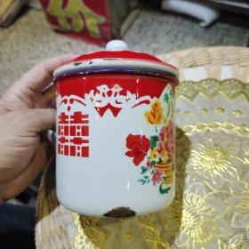 【老搪瓷杯收藏】竹叶牌81年喜字花篮搪瓷杯一个 重庆搪瓷厂【图片为实拍，品相以图片为准】原配盖子，杯子底部有一处磕碰处有小的破洞【本商品仅作为收藏品或摆件出售】