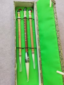 回流90年代苏州湖笔厂金鼎牌老毛笔一盒，金鼎牌纯羊毫老毛笔。白石清玩的牛角笔斗有虫蛀，笔峰完好，出锋5.5，直径1.3。大、中号日新月异，出锋分别为2.9和2.5厘米。
