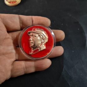 毛主席像章，塑料，金头像，敬祝毛主席万寿无疆，品相如图