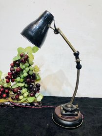 五六年代！上海新华灯具厂制 机床工作灯！铁制 万向式 老工业台灯！稀有少见、品相极好！通电正常使用！十分精致漂亮！原品无修！收藏使用精品！国产最早的机床工作灯！收藏价值极高！