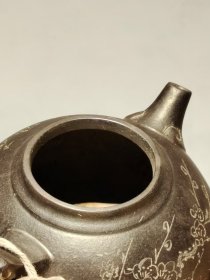 精致紫砂壶 包浆浓厚 砂质一流 器型精美 品相完好 收藏使用均可。