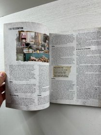 《行尸走肉》（The Walking Dead）的官方食谱与生存指南，由劳伦·威尔逊（Lauren Wilson）撰写，尹熙·金（Yunhee Kim）摄影。《行尸走肉》是AMC出品的著名丧尸题材电视剧，这部食谱与生存指南结合了剧中的生存元素，收录了相关的食谱，同时也包含生存技巧等内容，是该系列的衍生周边产品，具有一定的收藏和实用价值，尤其受到《行尸走肉》粉丝的喜爱。