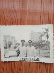 1980年《老照片》广州海珠广场（背黑皮包）