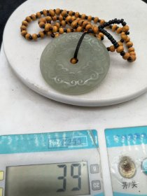 和田玉平安扣挂件。寓意好保平安，玉质细腻，雕工精美，古色古香，包浆醇厚，韵味十足