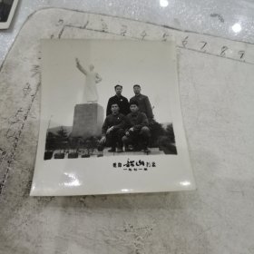 四同志瞻仰韶山留念：毛主席招手雕像，像章