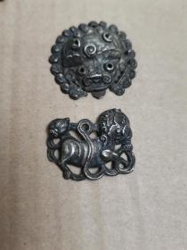 清代银饰2件，兽头和狮子。