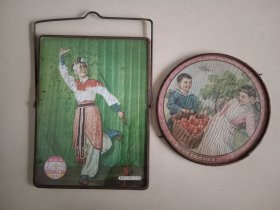 老镜子一起价格 圆形五十年代 没有支架 外铁圈有锈蚀 直径15 青岛制镜生产合作社 戏曲人物画片有污 镜面轻微脱银 单支腿只可挂件 20×15