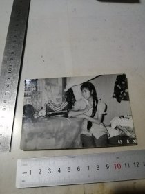 照片 1983年美女，长辫子，有收音机 （长12.5宽8.5厘米） 安图发货。可以多单合并运费。