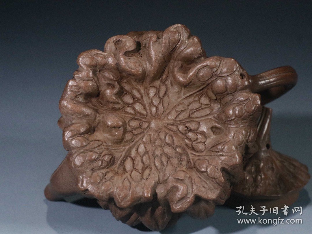 【古珍玩藏】·【歷代壺藝】 【苦尽甘来壶】【凤年】 【尺寸】长14.3cm，宽9.8cm，高10.3cm 【人物简述】杨凤年，清嘉庆年间制壶名艺人，荆溪人，一说浙江桐乡人，杨彭年之妹。构思巧妙，浮雕精美，可与其兄媲美，是历来公认最有名望的制砂壶女艺人，传世作品较多。此作品造型典雅，精美内含。整壶比例匀称，疏密合度，工艺精巧，为壶中佳品。