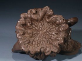 【古珍玩藏】·【歷代壺藝】 【苦尽甘来壶】【凤年】 【尺寸】长14.3cm，宽9.8cm，高10.3cm 【人物简述】杨凤年，清嘉庆年间制壶名艺人，荆溪人，一说浙江桐乡人，杨彭年之妹。构思巧妙，浮雕精美，可与其兄媲美，是历来公认最有名望的制砂壶女艺人，传世作品较多。此作品造型典雅，精美内含。整壶比例匀称，疏密合度，工艺精巧，为壶中佳品。