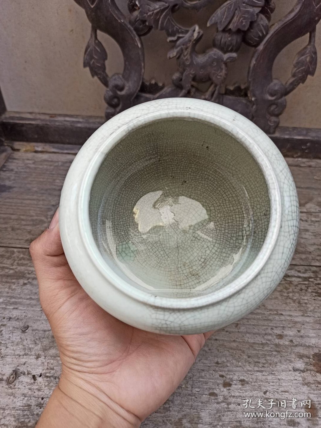 清代哥釉鱼篓形围棋罐 造型别致，开片自然，瓷胎细腻，釉面肥厚，器型规整，胎质精良，胎釉俱佳，图八内里有开片加深线。