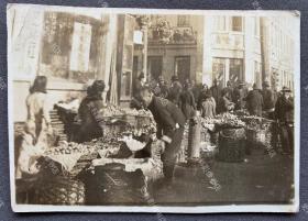民国时期 商业街上的农贸集市 原版老照片一枚（可见沿街商铺的“茶食店”等招牌。）