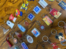 各种老款 绝版 钥匙链 钥匙扣 这些东西 都是 自己一个 一个 花费时间 去各种地方找到的 各种凑出来的 10-18元 买五个包邮 相当于买四赠一。