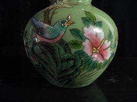 单色釉花鸟葫芦瓶，工艺精美，器型端庄，发色纯正，釉色漂亮，品相如图。