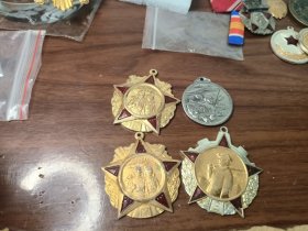 朝鲜军需工业服务30周年两枚，二级矿业服务一枚，军功奖章一枚，都为铝版。新版