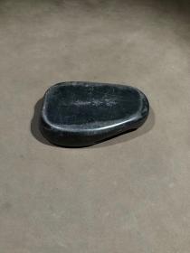 端砚，砚雕葡萄寓意子孙满堂，一本万利。砚堂火捺，玫瑰籽，蕉叶白。砚背落款：潘亦隽。砚形小巧精致，包浆厚重，质地细腻。砚长12.3厘米，宽7厘米，厚3厘米。