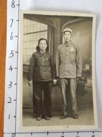 中国人民解放军着50式军装佩朝鲜国旗戴勋章与媳妇合影照片(中国人民解放军老革命郝步青，曾获得过八一勋章等众多勋章，解放后在云南保山服役，六十年代调到河北平山县做团长，军衔至少应该中校)