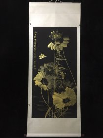 编号R：45 精品大四荷塘清趣， 纯手绘之作 裱好尺寸高x宽200cmX80cm 画芯高x宽138cm×68cm。
