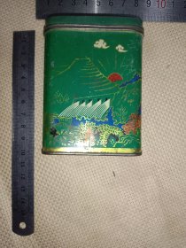 六七十年代左右“农田水利红太阳”等图案:铁皮茶叶盒(品如图详看，下单慎重介意勿拍)具有收藏价值。