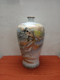 精美漂亮的景德镇手绘瓷大梅瓶