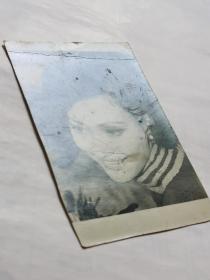 何莉莉，黑白照片一张。。邵氏“新十二金钗”之一，1946年出生于江苏南京，祖籍安徽庐江，幼年移居台湾。1965年被导演袁秋枫发掘，参与电影《兰屿之歌》，正式投身娱乐圈。同年加入邵氏电影公司。曾出演电影《文素臣》《十四女英豪》《爱奴》，引起国际影坛注目。正当何莉莉事业如日方中之际，她却选择退出影圈下嫁船运业巨子赵世光，从此息影。。