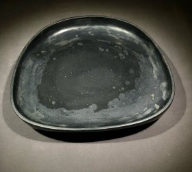 邢侗款，歙砚，砚面天然暴雨金星，砚形古朴典雅，线条流畅饱满，砚背部三足，落款：邢侗。砚长29.7厘米，宽27.8厘米，厚6厘米。