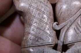 回流 舊藏和田玉“和合二仙” 藏品规格;长5.7公分 宽1公分 高5.9公分 重51克 .藏品介绍:火烧玉质,莹润起光,包浆浑厚,镂空透雕,和合二仙,双面刻工,手持宝盒,眉开眼笑,米字纹理,收藏俱佳。