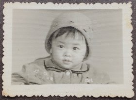 黑白老照片，七十年代，小女孩