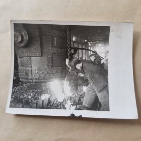 60年代新华社稿黑白照片，观察钢水褒【24】