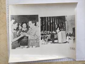 周总理与工人在一起和在主席台照片146：
50年代（见描述）从轩辕黄帝到新中国的帝王、领袖、政治家、军事家、文学家、科学家、农民起义家等80个人物和事迹的照片（每人两张），编号从1-160(缺了晋朝和南北朝的几张帝王照片和太平天国洪秀全)。150多张合售价8888元，鉴于个人需求不同，现拆开来卖，照片尺寸大概是30.5*25.5，差别0.1-0.2厘米，品相统一标注85品，买家根据图片自鉴)