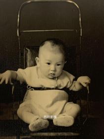 【老照片】民国32年儿童老照片一张---有背题 “孝全之六个月，25,Oct，1943 Shanghai ”-- 品相完好（尺寸：6.5×9cm）。