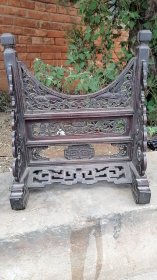 清代缕空雕花圆石画木支架，雕刻精美，不懂是什么木，质地很好，底长31厘米，底宽22.7厘米，体高37厘米。