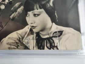 好莱坞首位华裔影星 传奇女星 黄柳霜 ANNA MAY WONG 1940年代亲笔签名照 画面为1934年英国电影《老虎湾》(Tiger Bay, 1934)剧照 PSA权威鉴定封装