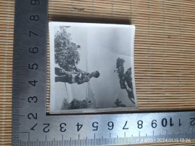 老照片：七十年代背军挎的小伙子（尺寸见钢板尺）