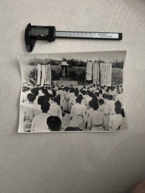 朝鲜战争时期中国人民志愿军烈士追悼大会照片，尺寸如图。照片保存完好，黑白清晰，记录了当年的重要历史场景。