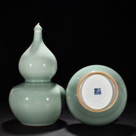 清乾隆粉青釉葫芦瓶 高37.5厘米 宽20厘米