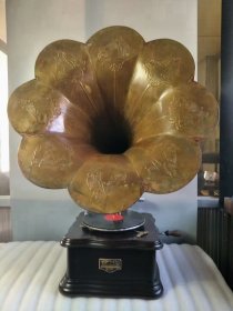 胜利牌单喇叭留声机，手摇唱机，不用电。机箱红木制作，声音洪亮，完整，正常使用。重量27斤