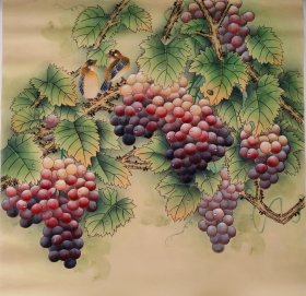 花鸟画，葡萄，工笔画法，真人真迹纯手绘作品，假一赔万，终身保真，您放心入手，陕西省美协张妮老师原创大作，实际画的比照片拍出来要漂亮的多，葡萄的刻画入木三分，画的非常细，葡萄，水滴很有意境，写意画看整个构图，非常棒。尺寸70×70公分，四尺斗方的，家里客厅，沙发背景墙，卧室，书房，玄关，茶室，办公室，大厅，餐厅都可悬挂，朋友结婚，新房乔迁，家有喜事，过节送礼再好不过了，葡萄寓意多子多福，富贵满堂。
