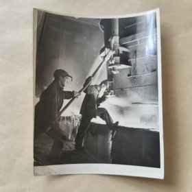 60年代黑白照片魏渤海常承志摄，鞍钢第一炼钢厂铸钢工人【23】