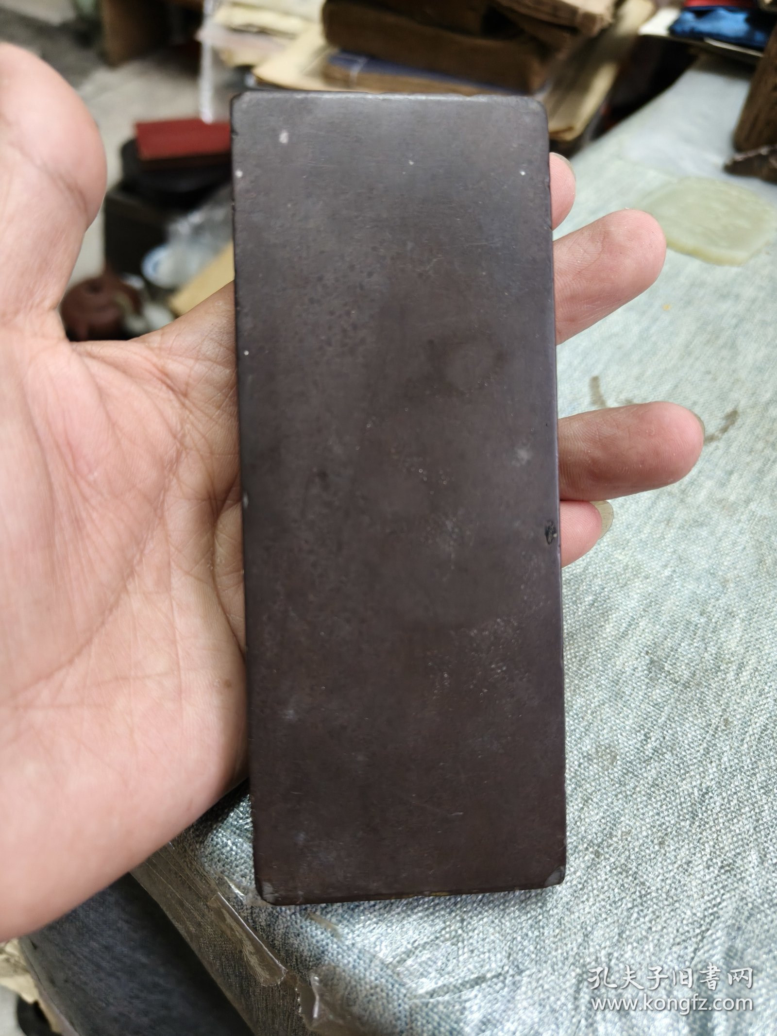 雕刻英文的石块，像砚石，摸起来光滑细腻，边上有磕碰