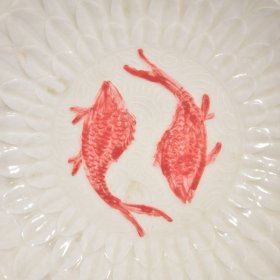 大宋定窑白釉刻莲瓣纹釉里红双鱼纹尚食局款斗笠碗 高4.4径21.5厘米2