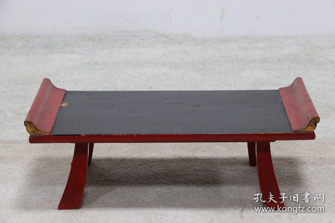楠木朱红漆文房几，做工精致简洁，面板部分漆皮脱落，年代感十足，牢固无松动，尺寸如图