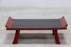 楠木朱红漆文房几，做工精致简洁，面板部分漆皮脱落，年代感十足，牢固无松动，尺寸如图