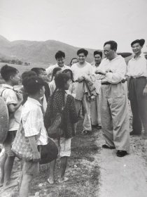 少见的毛泽东主席与小学生交谈銀盐老照片，麻面厚纸泛银，此照片应为上世纪五十年代拍摄。