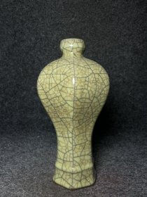 宋代哥窑瓷器刻字花瓶 尺寸：直径13厘米，高25厘米。，，