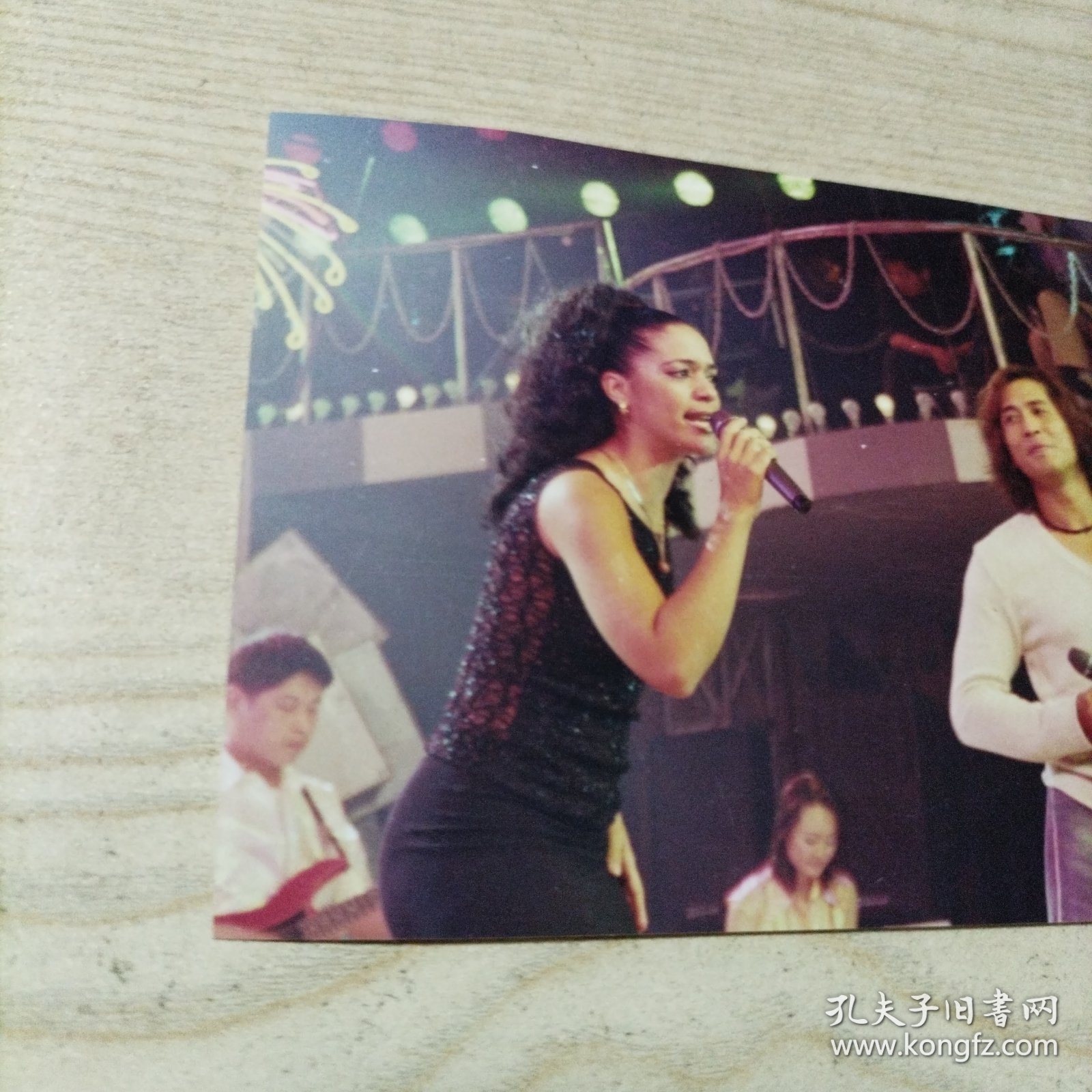 彩色照片齐秦和女歌手（24年10月14上纸类）