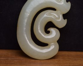 和田玉猪龙 规格： 6.0×3.9×1.1厘米，重 44克 密度高，沁色自然，油性十足，雕工精细考究，寓意好，玉质细腻温润，收藏精品！