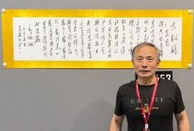 高炎生 著名毛体书法家

尺寸为153X47厘米，己手工精裱托底，可直接装框悬挂
念奴娇·昆仑
横空出世，莽昆仑，阅尽人间春色。飞起玉龙三百万，搅得周天寒彻。夏日消溶，江河横溢，人或为鱼鳖。千秋功罪，谁人曾与评说？
而今我谓昆仑，不要这高，不要这多雪。安得倚天抽宝剑，把汝裁为三截？一截遗欧，一截赠美，一截还东国。太平世界，环球同此凉热