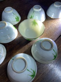 民国粉彩椰子树茶杯茶盏8个，整体绘画清爽干净，一百年来未曾使用。保存的相当完美。可谓民窑杯盏中之精品。直径6.5公分